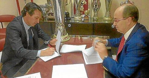 Emery firma la renovación del contrato con el Sevilla junto a Castro. Emery firma la renovación del contrato con el Sevilla junto a Castro.