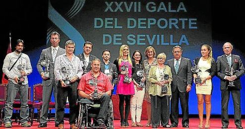 Todos los premiados posan con sus galardones en la gala de anoche. Todos los premiados posan con sus galardones en la gala de anoche.