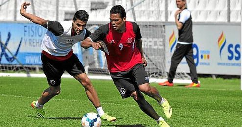 Bacca y Vitolo durante un entrenamiento. Bacca y Vitolo durante un entrenamiento.