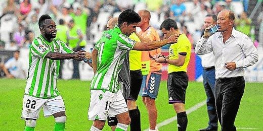 Juanfran (en la imagen, con Cedrick y Calderón) está decidido a marcharse. Juanfran (en la imagen, con Cedrick y Calderón) está decidido a marcharse.