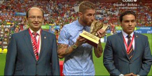 Ramos durante el homenaje recibido en el Pizjuán. Ramos durante el homenaje recibido en el Pizjuán.