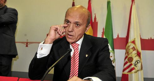 José María del Nido, durante la rueda de prensa de su despedida del Sevilla F.C. José María del Nido, durante la rueda de prensa de su despedida del Sevilla F.C.