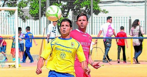 Roberto (en segundo plano), ´9´ del Antoniano y ´pichichi´ de Primera Andaluza (G. II) es uno de los objetivos. Roberto (en segundo plano), ´9´ del Antoniano y ´pichichi´ de Primera Andaluza (G. II) es uno de los objetivos.