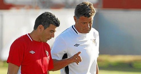 José Antonio Reyes y Míchel podrían volver a coincidir en un equipo, aunque el utrerano es reacio a salir del Sevilla. José Antonio Reyes y Míchel podrían volver a coincidir en un equipo, aunque el utrerano es reacio a salir del Sevilla.