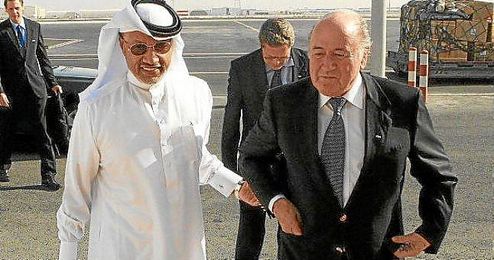 Mohamed bin Hammam junto a Joseph Blatter, presidente de la FIFA. Mohamed bin Hammam junto a Joseph Blatter, presidente de la FIFA.