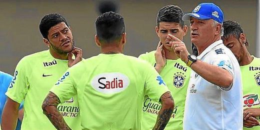 Luis Felipe Scolari durante un entrenamiento con la selección brasileña. Luis Felipe Scolari durante un entrenamiento con la selección brasileña.