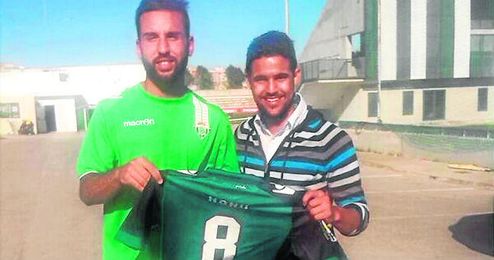 Gali posa junto a Nono, quien le donó una camiseta con su nombre para una rifa. Gali posa junto a Nono, quien le donó una camiseta con su nombre para una rifa.