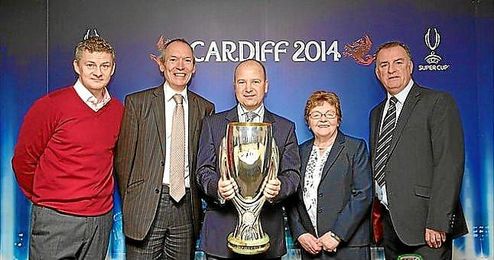 El director ejecutivo de la FAW, Jonathan Ford, sostiene la Supercopa de la UEFA flanqueado por Solskjær, el ministro del gobierno de Gales, John Griffiths, la concejal Heather Joyce y Kevin Ratcliffe. El director ejecutivo de la FAW, Jonathan Ford, sostiene la Supercopa de la UEFA flanqueado por Solskjær, el ministro del gobierno de Gales, John Griffiths, la concejal Heather Joyce y Kevin Ratcliffe.