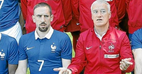 Ribery, junto a Deschamps en la foto oficial de la selección francesa. Ribery, junto a Deschamps en la foto oficial de la selección francesa.