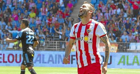 Aleix Vidal se lamenta en un partido con el Almería. Aleix Vidal se lamenta en un partido con el Almería.