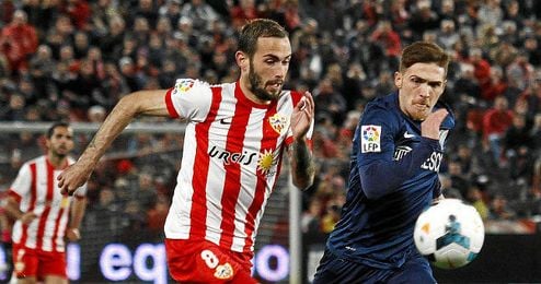 Aleix Vidal corre junto a Antunes, otro objetivo sevillista. Aleix Vidal corre junto a Antunes, otro objetivo sevillista.