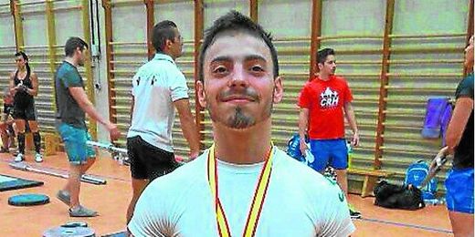El haltera sevillano Josué Brachi posa con la medalla conquistada. El haltera sevillano Josué Brachi posa con la medalla conquistada.