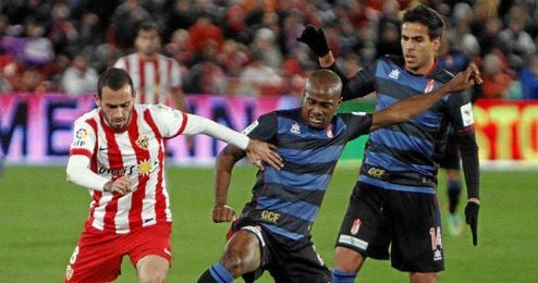 Aleix Vidal, en un duelo ante el Granada de la pasada temporada. Aleix Vidal, en un duelo ante el Granada de la pasada temporada.