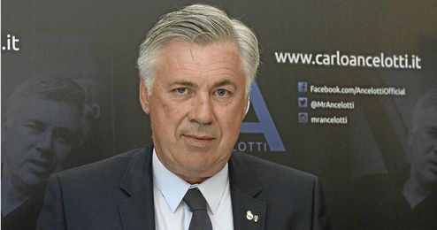 Ancelotti escucha atento a las pregunta de los periodistas durante la presentación de su página web Ancelotti escucha atento a las pregunta de los periodistas durante la presentación de su página web