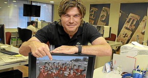 Agustín López posa en la redacción de ESTADIO Deportivo con la imagen de su plantilla, la del División de Honor juvenil, con la que se enfrentará al Barça Agustín López posa en la redacción de ESTADIO Deportivo con la imagen de su plantilla, la del División de Honor juvenil, con la que se enfrentará al Barça
