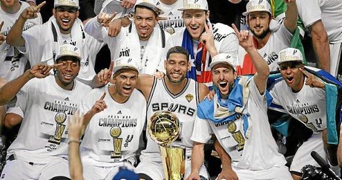 Los Spurs celebran el título de la NBA conquistado en la final ante los Heat. Los Spurs celebran el título de la NBA conquistado en la final ante los Heat.