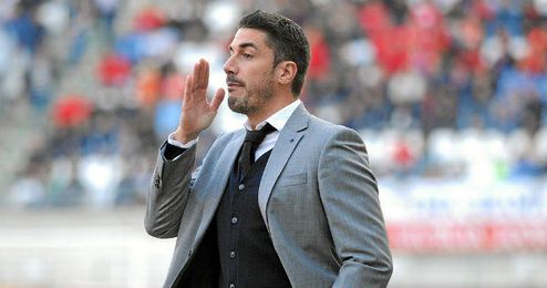 Julio Velázquez dirigiendo un partido de esta temporada con el Murcia Julio Velázquez dirigiendo un partido de esta temporada con el Murcia