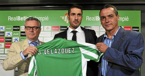 Velázquez, presentado junto a Domínguez Platas y Alexis. Velázquez, presentado junto a Domínguez Platas y Alexis.