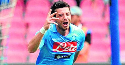 Blerim Dzemaili celebra un gol con la elástica del Napoli. Blerim Dzemaili celebra un gol con la elástica del Napoli.