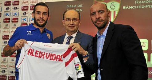 Aleix Vidal, José Castro y Monchi, durante la presentación del ex del Almería. Aleix Vidal, José Castro y Monchi, durante la presentación del ex del Almería.