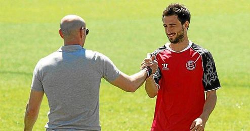 Nico Pareja saludo a Monchi durante un entrenamiento. Nico Pareja saludo a Monchi durante un entrenamiento.