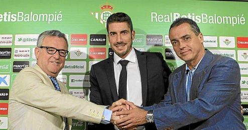 Velázquez intentará acabar con la maldición que parece pesar sobre los técnicos béticos durante los últimos años. Velázquez intentará acabar con la maldición que parece pesar sobre los técnicos béticos durante los últimos años.