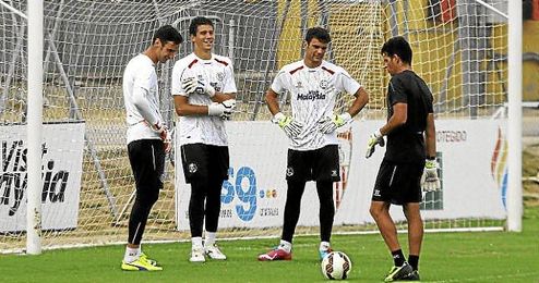 Sergio Rico, David Soria y Juan Soriano, con el preparador de porteros. Sergio Rico, David Soria y Juan Soriano, con el preparador de porteros.