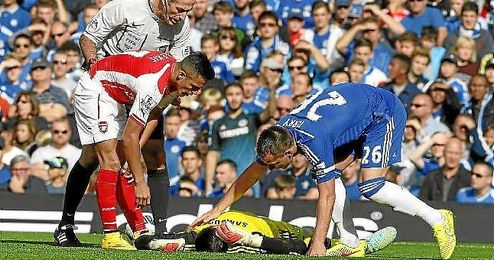 Terry y Alexis atienden a Courtois tras chocar con el chileno del Arsenal. Terry y Alexis atienden a Courtois tras chocar con el chileno del Arsenal.