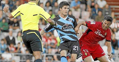 Álvaro Peña, luchando un balón con Pep Martí, en un encuentro de la temporada pasada Álvaro Peña, luchando un balón con Pep Martí, en un encuentro de la temporada pasada
