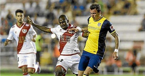 Ba lucha por un balón con Mandzukic. Ba lucha por un balón con Mandzukic.