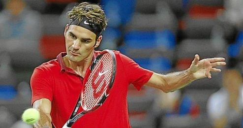 Roger Federer voleando en la red del Qi Zhong Tennis Center de Shangai. Roger Federer voleando en la red del Qi Zhong Tennis Center de Shangai.