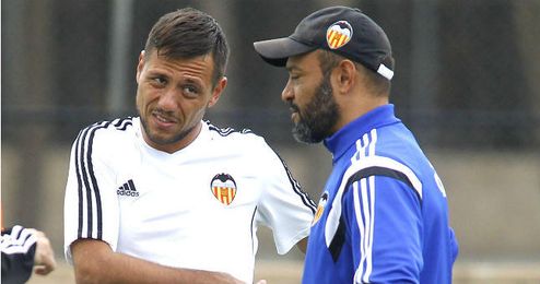 Diego Alves en uno de los entrenamientos del Valencia junto a Nuno. Diego Alves en uno de los entrenamientos del Valencia junto a Nuno.