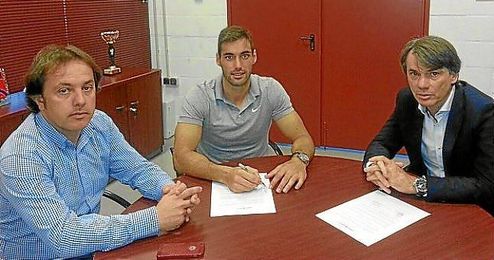 Trujillo, en el centro, en el momento de firmar su nuevo contrato. Trujillo, en el centro, en el momento de firmar su nuevo contrato.