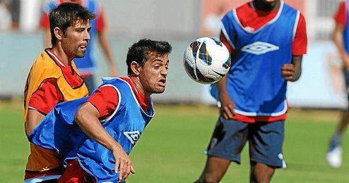 Acosta en un entrenamiento con el plantel sevillista Acosta en un entrenamiento con el plantel sevillista