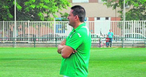 Dani Ruiz, entrenador del Círculo Don Bosco, pendiente de su equipo. Dani Ruiz, entrenador del Círculo Don Bosco, pendiente de su equipo.