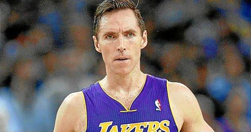 Steve Nash durante un encuentro con los Lakers. Steve Nash durante un encuentro con los Lakers.