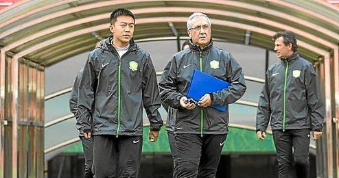 Manzano ha renovado hace una semana por el Guoan por dos temporadas. Manzano ha renovado hace una semana por el Guoan por dos temporadas.