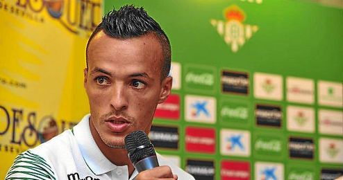 Kadir, en su presentación con el Betis. Kadir, en su presentación con el Betis.