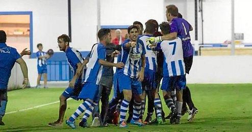 Los jugadores pileños celebrando un gol ante el Huévar Los jugadores pileños celebrando un gol ante el Huévar