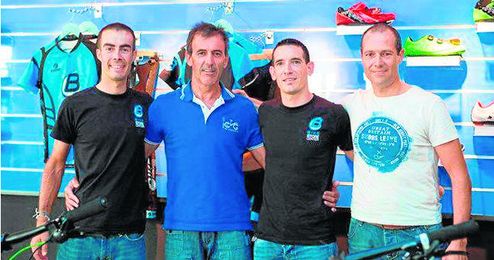 El sevillano Antonio Piedra, a la izquierda, durante la presentación de la tienda Bike Store Center de La Algaba. El sevillano Antonio Piedra, a la izquierda, durante la presentación de la tienda Bike Store Center de La Algaba.