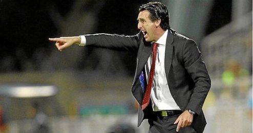 Emery dando instrucciones a sus jugadores ante el Rijeka Emery dando instrucciones a sus jugadores ante el Rijeka
