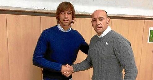 José Antonio Caro ´Churripi´, junto a Monchi tras firmar su nuevo contrato. José Antonio Caro ´Churripi´, junto a Monchi tras firmar su nuevo contrato.