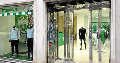 El Betis estrena su nueva tienda en la Plaza Nueva - Estadio deportivo