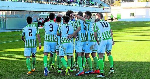 El filial se impuso a La Roda 3-1; en la imagen, los verdiblancos celebran uno de los dos tantos de Álvaro González. El filial se impuso a La Roda 3-1; en la imagen, los verdiblancos celebran uno de los dos tantos de Álvaro González.