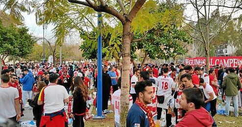 Imagen de la afición sevillista en Villarreal. Imagen de la afición sevillista en Villarreal.