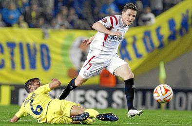 Gameiro se zafa de la entrada de Jonathan dos Santos. Gameiro se zafa de la entrada de Jonathan dos Santos.