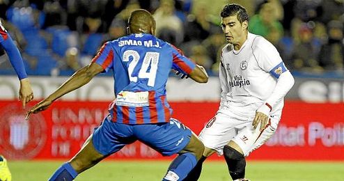 Reyes, en una acción del partido ante el Levante. Reyes, en una acción del partido ante el Levante.