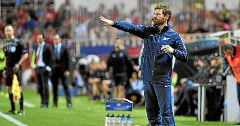 Villas-Boas, en la banda del Sánchez Pizjuán. Villas-Boas, en la banda del Sánchez Pizjuán.