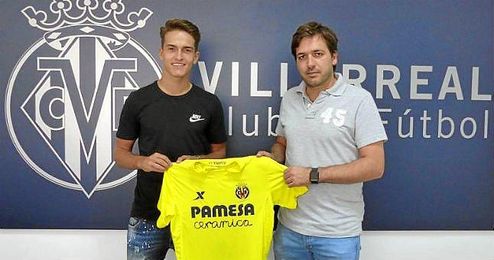 Denis ya posa con su nueva camiseta. Denis ya posa con su nueva camiseta.
