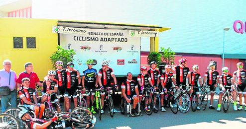Equipo de ciclismo adaptado. Equipo de ciclismo adaptado.